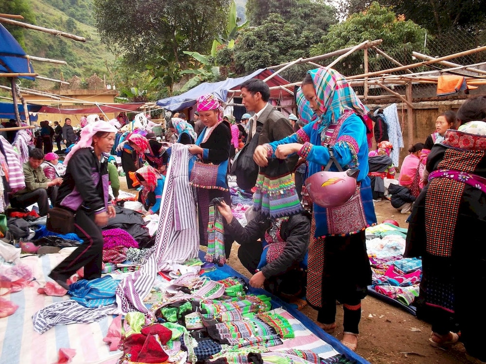 On weekends, tourist can join interesting market meetings in Lao Chai Village